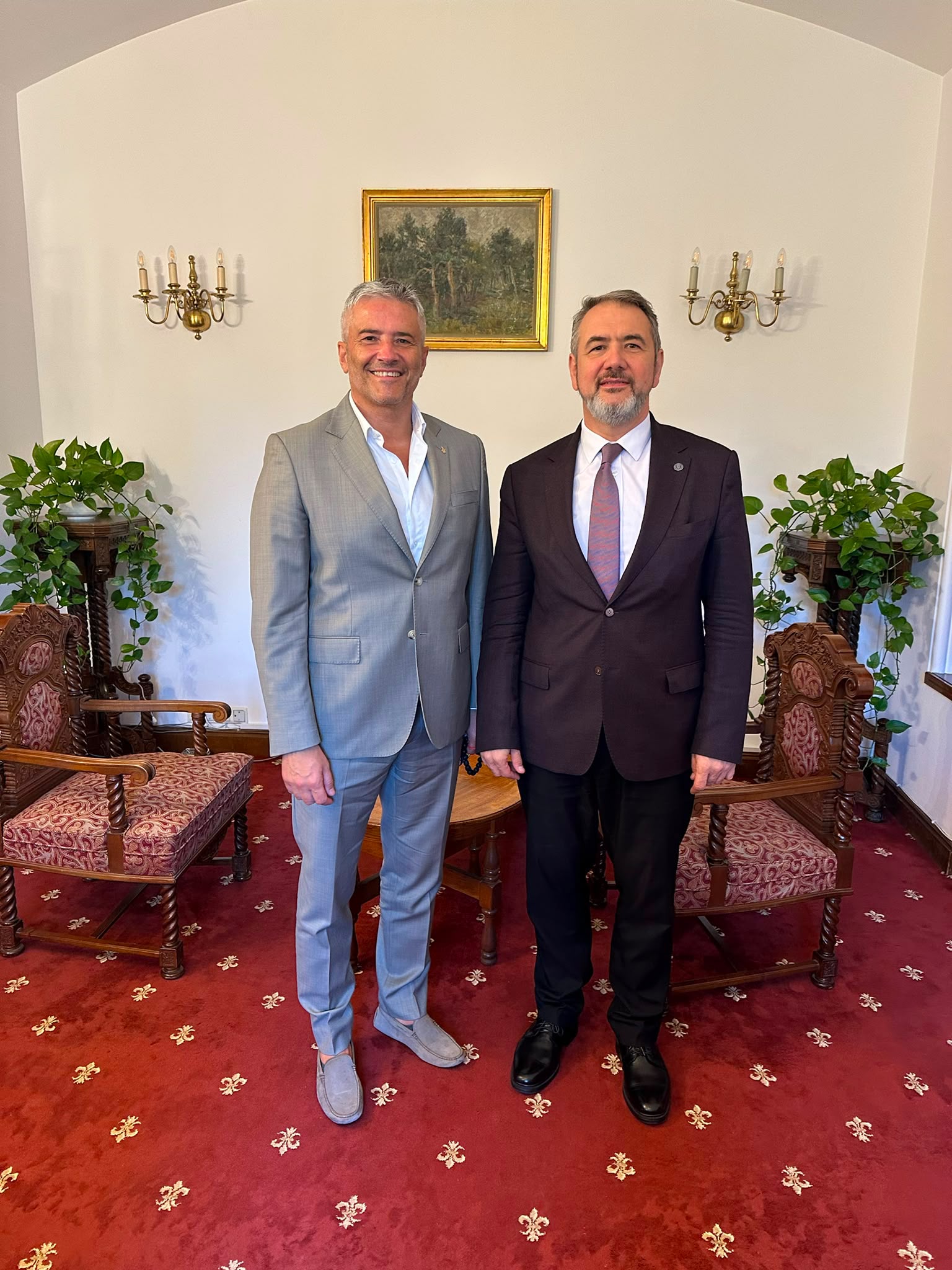 Domnul Sorin Mierlea , Președintele InfoCons Protecția Consumatorilor, a participat la o întâlnire de lucru cu domnul Valentin-Sorin Costreie, Consilier Prezidențial în cadrul Departamentului Educație și Cercetare al Administrației Prezidențiale