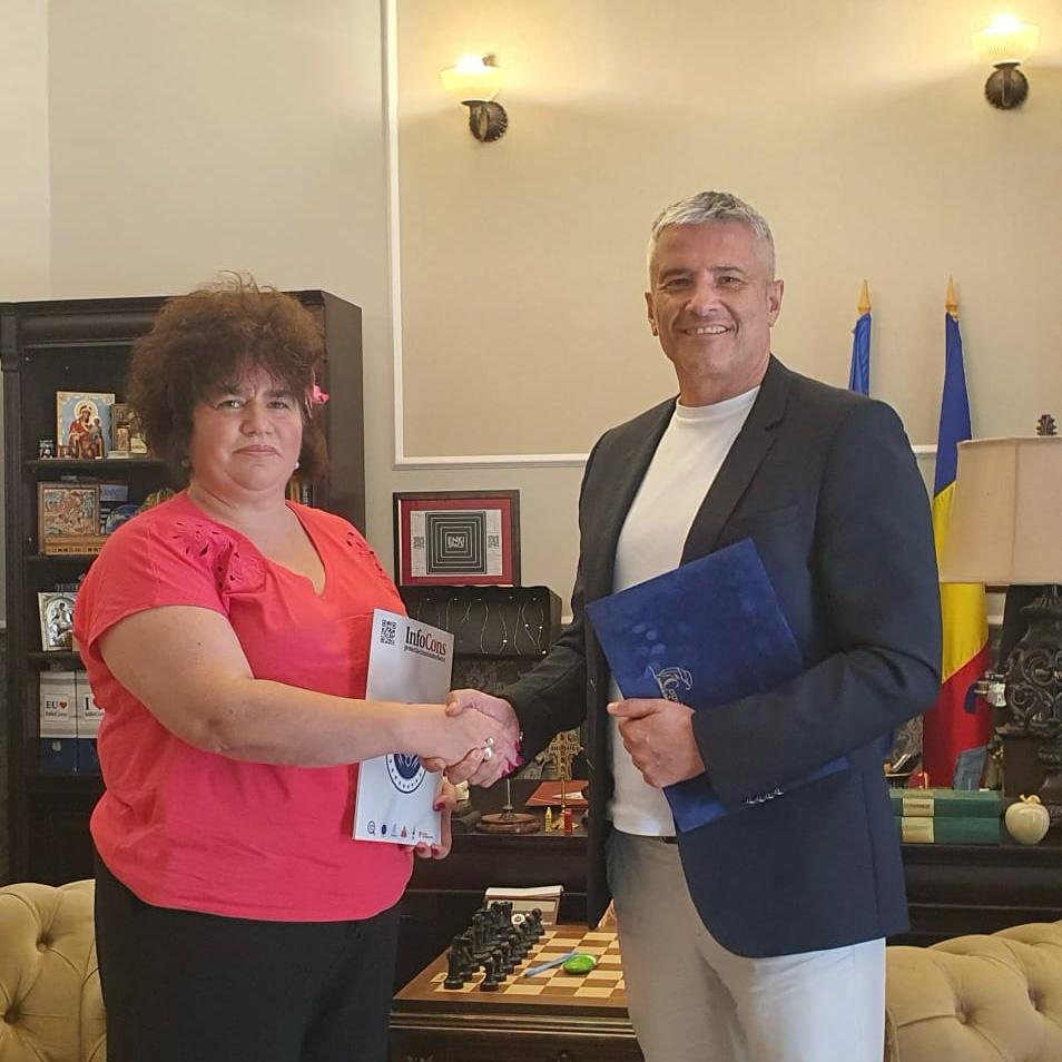 InfoCons – Organizație pentru Protecția Consumatorilor, reprezentată de domnul Președinte Sorin Mierlea, și COPYRO – Societate de Gestiune Colectivă a Drepturilor de Autor, reprezentată de doamna Rodica Guiu, în calitate de Director General, au semnat un Protocol de Colaborare ce marchează un pas important în domeniul proprietății intelectuale. Prin acest parteneriat, cele două organizații își propun să dezvolte programe comune, campanii de informare, seminarii și conferințe menite să crească gradul de conștientizare a publicului cu privire la valoarea creației și la necesitatea protejării drepturilor de autor. Protecția drepturilor de proprietate intelectuală reprezintă unul dintre pilonii unei societăți bazate pe cunoaștere, inovație și cultură. Drepturile de autor garantează că munca creatorilor, precum scriitori, jurnaliști, cercetători, artiști, este recunoscută și recompensată corect, iar respectarea lor privește direct fiecare consumator: alegând produse și servicii care respectă dreptul de autor, consumatorii sprijină creația autentică și descurajează piratarea și contrafacerea. Într-o eră digitală, în care conținutul poate fi copiat și distribuit instant, informarea corectă și susținerea mecanismelor de gestiune colectivă a drepturilor de autor devin esențiale. Protocolul creează cadrul pentru inițierea unor programe și activități comune cu implicații la nivel social, în domeniile de activitate ale celor două părți, care își vor promova reciproc imaginea și acțiunile și își vor acorda sprijin în dezvoltarea și implementarea acestora. InfoCons – Organizație pentru Protecția Consumatorilor a fost înființată în anul 2003 și are ca scop apărarea drepturilor și intereselor consumatorilor, informarea, educarea și reprezentarea acestora. InfoCons este unica organizație din România cu drepturi depline în Consumers International, Organizația Mondială a Proprietății Intelectuale – WIPO, Oficiul Uniunii Europene pentru Proprietate Intelectuală – EUIPO, ANEC – Vocea Consumatorului European în Standardizare și membră fondatoare a Federației Asociațiilor de Consumatori, aducând astfel o contribuție directă la promovarea și protejarea drepturilor de proprietate intelectuală. COPYRO – Societate de Gestiune Colectivă a Drepturilor de Autor este o asociație de drept privat, fără scop patrimonial, care funcționează ca organism de gestiune colectivă a drepturilor de autor în domeniul operelor scrise, în condițiile Legii nr. 8/1996 privind dreptul de autor și drepturile conexe. COPYRO gestionează drepturile autorilor de opere scrise, colectând și repartizând drepturile patrimoniale cuvenite acestora, și reprezintă, promovează și protejează drepturile și interesele membrilor săi și ale altor titulari de drepturi. Semnătura : Departamentul InfoCons de Comunicare