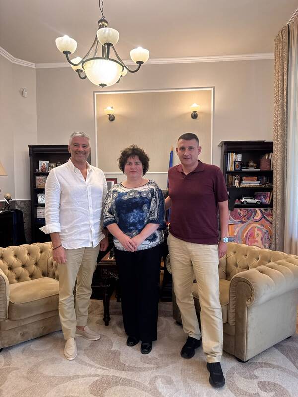 Întâlnire de lucru între domnul Sorin Mierlea , Președintele InfoCons , și doamna Rodica Guiu , Director General al COPYRO – Societate de Gestiune Colectivă a Drepturilor de Autor