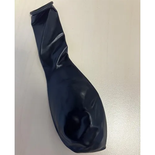 Baloane din latex de culoare neagră.