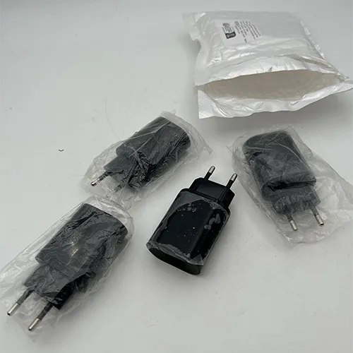 Adaptor pentru &icirc;ncărcător rapid, de culoare neagră, cu porturi USB.