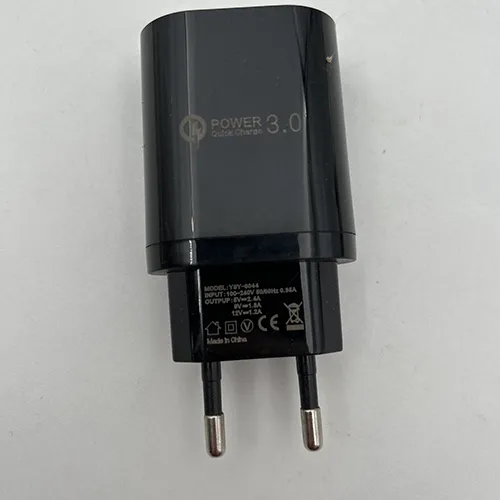 Adaptor pentru &icirc;ncărcător rapid, de culoare neagră, cu porturi USB.