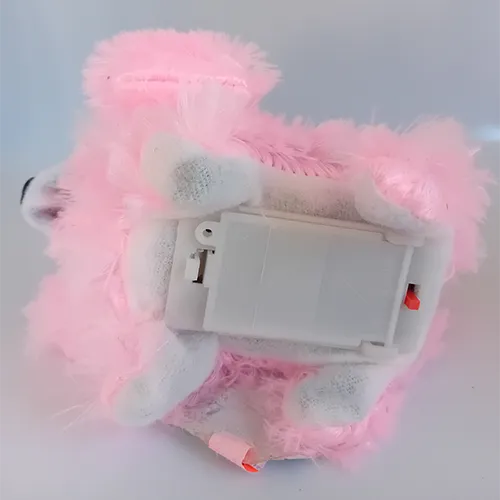 Jucărie de plastic &icirc;n formă de c&acirc;ine ​​cu elemente. Cadru din plastic dur acoperit cu material moale de pluș.