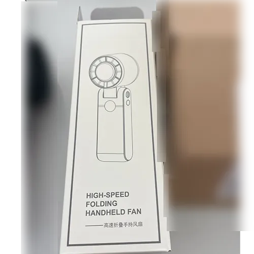 Ventilator pliabil portabil re&icirc;ncărcabil, cu o carcasă din plastic &icirc;n negru și roz, v&acirc;ndut cu un cablu de &icirc;ncărcare USB și o curea de &icirc;ncheietură.