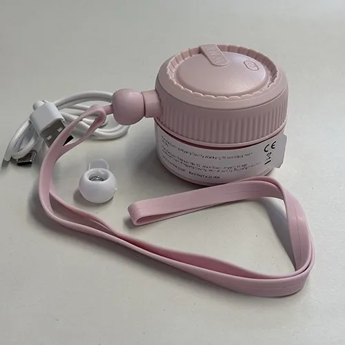 Ventilator de g&acirc;t portabil re&icirc;ncărcabil, cu o carcasă din plastic roz și o curea de g&acirc;t din silicon, v&acirc;ndut &icirc;mpreună cu un cablu de &icirc;ncărcare USB.