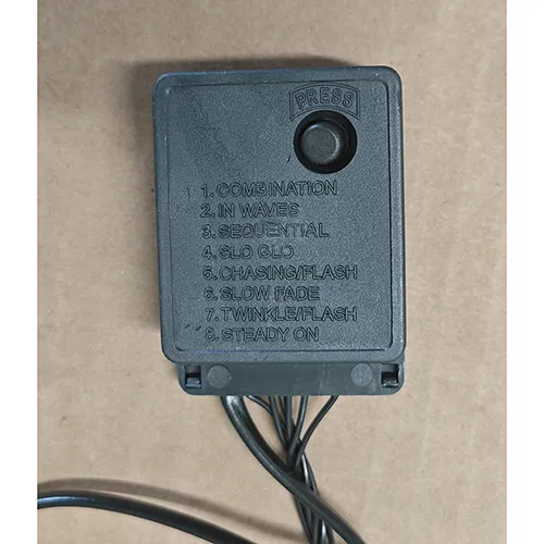 Lanț de iluminat destinat interconectării, care conține 300 de lămpi cu LED-uri ne&icirc;nlocuibile. Produsul include un dispozitiv pentru schimbarea modurilor de iluminare.