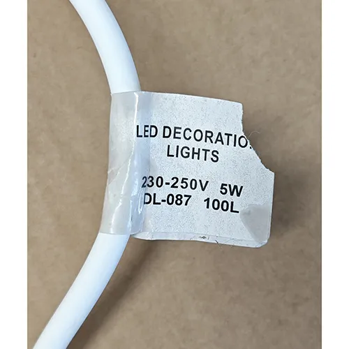 Lanț de iluminat, destinat interconectării, care conține 100 de surse de lumină cu LED-uri neînlocuibile.