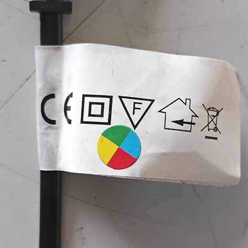 Lanț de iluminat &icirc;n formă de copac cu surse de lumină LED ne&icirc;nlocuibile, cu capace din plastic &icirc;n formă de floare. Produsul include un controler pentru schimbarea modurilor de iluminare.