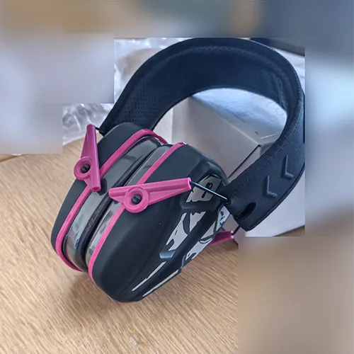 Căști de urechi negre și roz cu ambalaj cu mențiunea Slim Passive Earmuffs SNR 28 dB.
