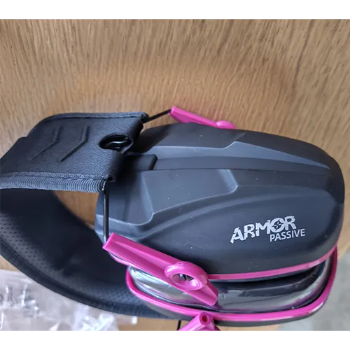Căști de urechi negre și roz cu ambalaj cu mențiunea Slim Passive Earmuffs SNR 28 dB.