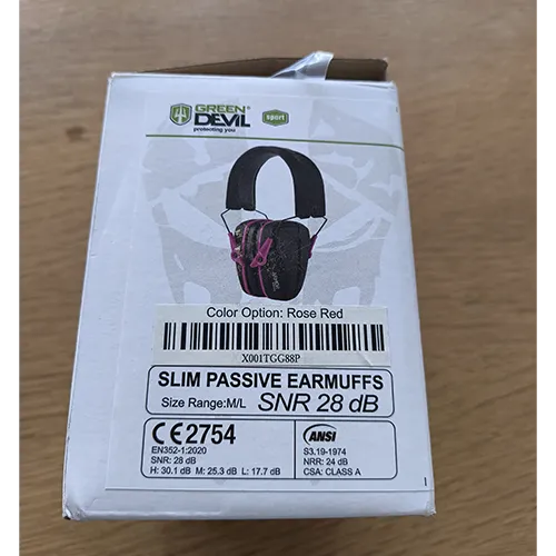 Căști de urechi negre și roz cu ambalaj cu mențiunea Slim Passive Earmuffs SNR 28 dB.