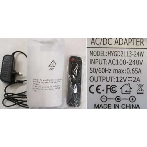 Proiector de culoare albă furnizat cu adaptor de c.a. și telecomandă neagră.