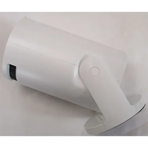 Proiector de culoare albă furnizat cu adaptor de c.a. și telecomandă neagră.