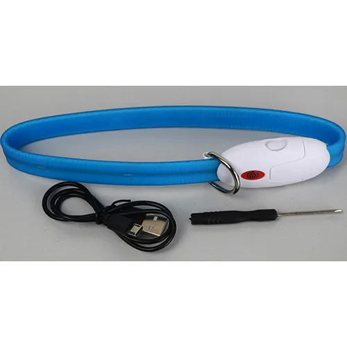 Gulerul albastru cu LED-uri din PVC moale, furnizat cu un cablu USB negru și o șurubelniță.