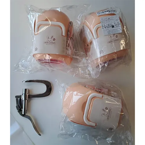 Parțial umplute, alimentate cu baterii, iepure de jucărie moale bej, care se mișcă pe cont propriu. Include un suport din plastic roz și diverse accesorii din plastic (vas roșu, uscător de păr, pieptene, oglindă și morcov).