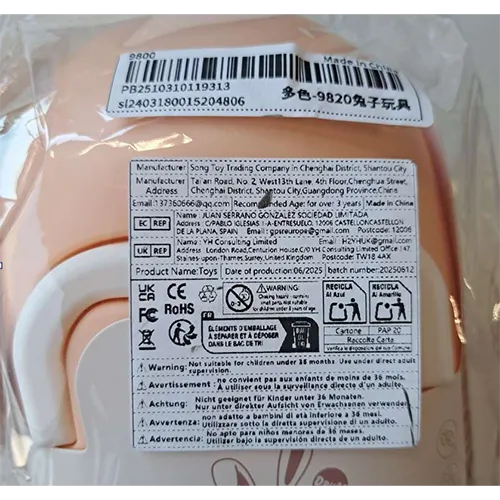 Parțial umplute, alimentate cu baterii, iepure de jucărie moale bej, care se mișcă pe cont propriu. Include un suport din plastic roz și diverse accesorii din plastic (vas roșu, uscător de păr, pieptene, oglindă și morcov).
