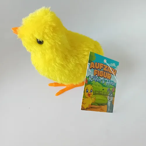 Jucărie Wind-up &icirc;n formă de pui din plastic rigid și acoperită cu țesătură moale. C&acirc;nd cheia este &icirc;nfășurată, jucăria se mișcă.