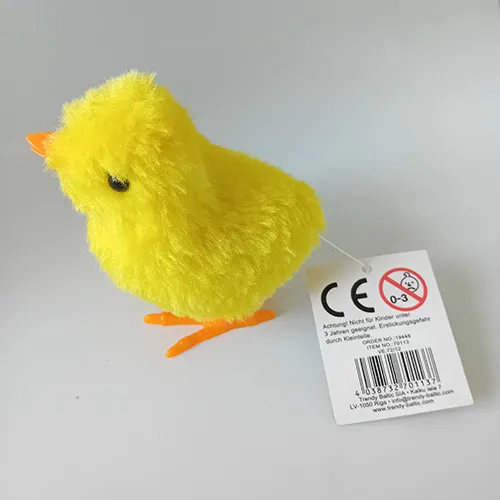 Jucărie Wind-up &icirc;n formă de pui din plastic rigid și acoperită cu țesătură moale. C&acirc;nd cheia este &icirc;nfășurată, jucăria se mișcă.