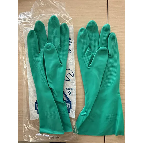 Mănuși de protecție din nitril verde, promovate ca rezistente la substanțe chimice.