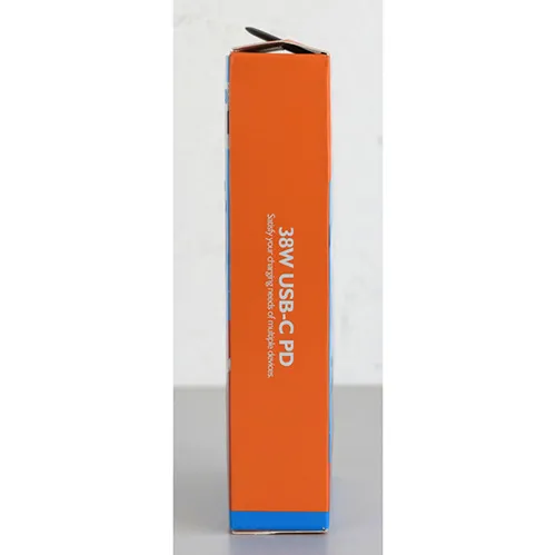 &Icirc;ncărcător USB alb cu un port USB-A și un port USB-C, furnizat cu un cablu de conectare USB separat. Intrări: 100-240V, 50-60Hz, 0,35A. Realizare: 5V/3A, 9V/2A, 12V/1.5A.