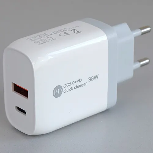 &Icirc;ncărcător USB alb cu un port USB-A și un port USB-C, furnizat cu un cablu de conectare USB separat. Intrări: 100-240V, 50-60Hz, 0,35A. Realizare: 5V/3A, 9V/2A, 12V/1.5A.