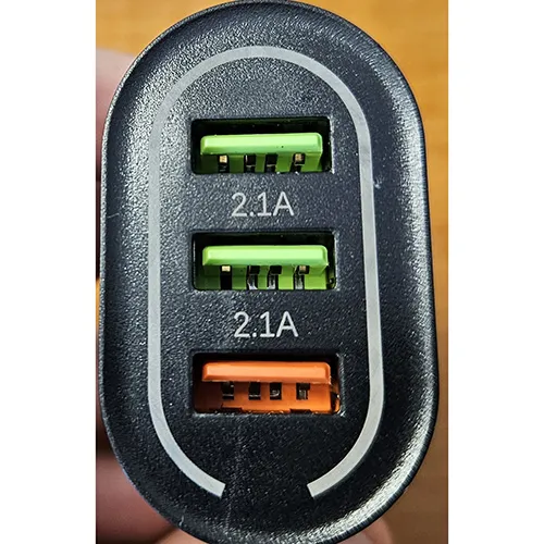 Încărcător de baterie negru cu trei porturi USB-A. Realizare: 5V/9V/12V.