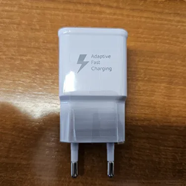 &Icirc;ncărcător USB alb.