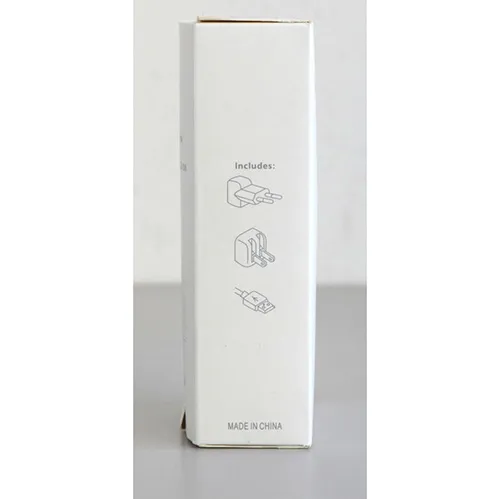 Încărcător de baterie alb cu port USB-A și cablu Micro-USB. Intrări: 100-240V, 50-60Hz. Realizare: 5.1V, 2.1A.