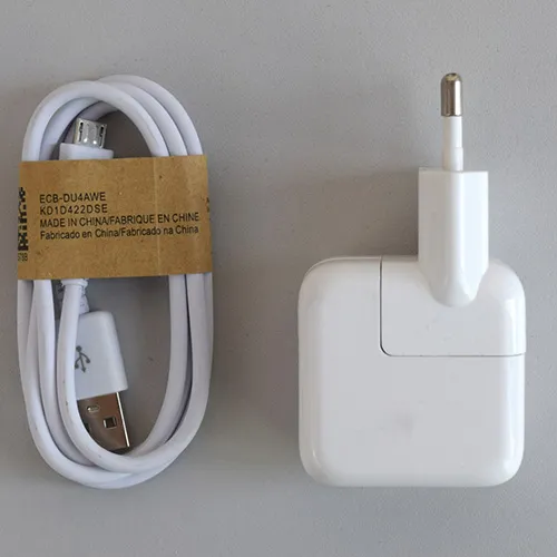 Încărcător de baterie alb cu port USB-A și cablu Micro-USB. Intrări: 100-240V, 50-60Hz. Realizare: 5.1V, 2.1A.