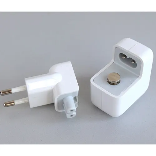Încărcător de baterie alb cu port USB-A și cablu Micro-USB. Intrări: 100-240V, 50-60Hz. Realizare: 5.1V, 2.1A.