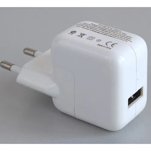 Încărcător de baterie alb cu port USB-A și cablu Micro-USB. Intrări: 100-240V, 50-60Hz. Realizare: 5.1V, 2.1A.