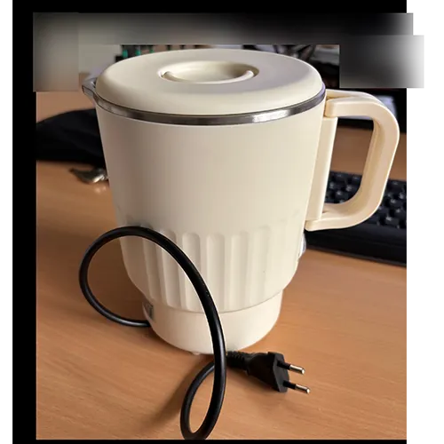 Fierbător de camping pliabil, de culoare neagră, 100 ml – 600 W 304. Fabricat din oțel inoxidabil, prezentat ca un design fără BPA – cu pereți dubli, cu control automat al temperaturii și funcție de fierbere continuă.