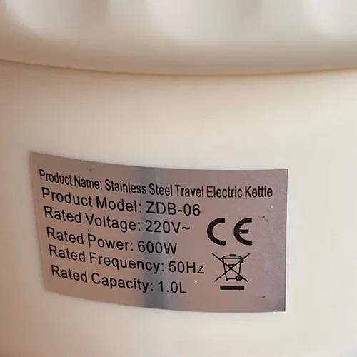 Fierbător de camping pliabil, de culoare neagră, 100 ml – 600 W 304. Fabricat din oțel inoxidabil, prezentat ca un design fără BPA – cu pereți dubli, cu control automat al temperaturii și funcție de fierbere continuă.
