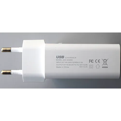 Încărcător de perete de rețea alb integrat cu un conector european, cu 5 porturi de ieșire, etichetate pe interfață ca USB-A1, USB-A2, USB-C1, QC3.0 și PD25W.