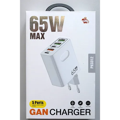 Încărcător de perete de rețea alb integrat cu un conector european, cu 5 porturi de ieșire, etichetate pe interfață ca USB-A1, USB-A2, USB-C1, QC3.0 și PD25W.