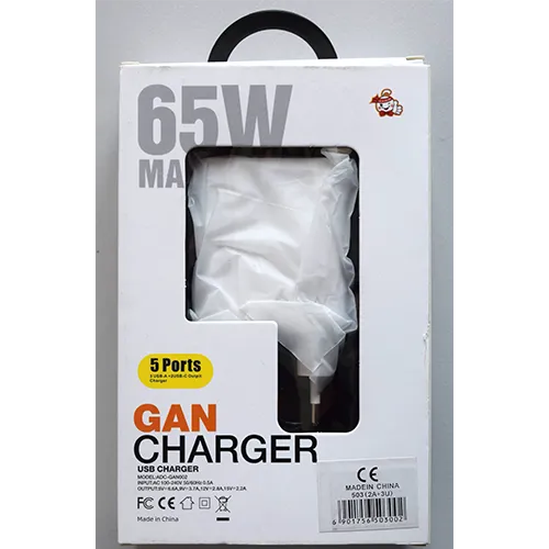 Încărcător de perete de rețea alb integrat cu un conector european, cu 5 porturi de ieșire, etichetate pe interfață ca USB-A1, USB-A2, USB-C1, QC3.0 și PD25W.