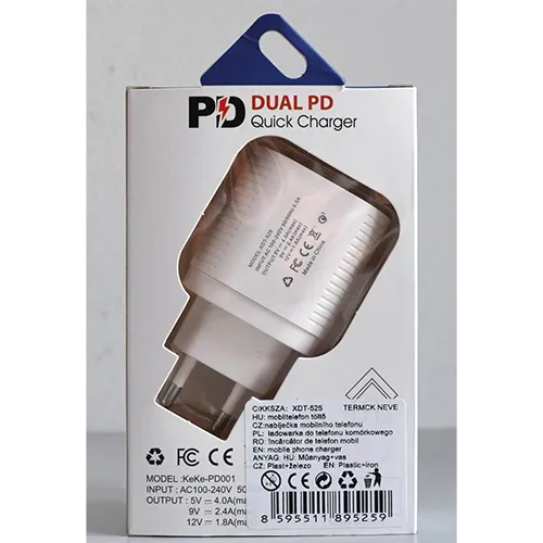 &Icirc;ncărcător de perete de culoare albă, integrat cu un conector european, cu două porturi de ieșire USB de tip C.