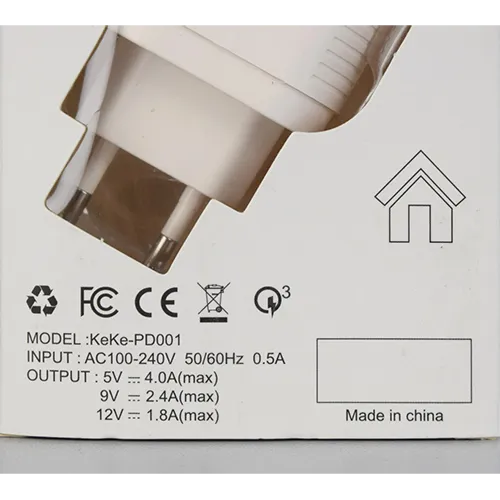 &Icirc;ncărcător de perete de culoare albă, integrat cu un conector european, cu două porturi de ieșire USB de tip C.