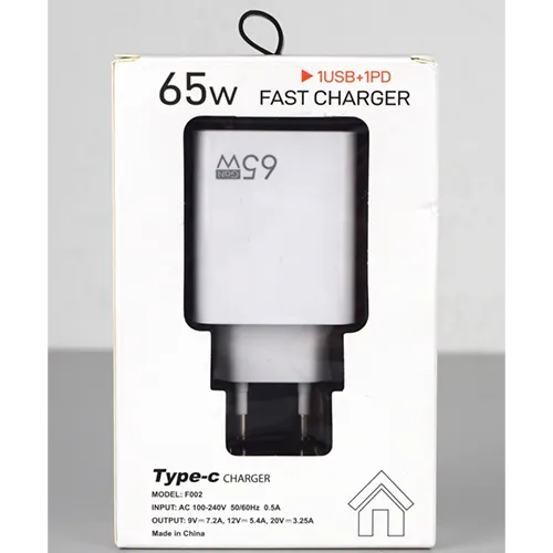 &Icirc;ncărcător USB alb cu un port USB-A și un port USB-C, integrat cu o priză de rețea. Intrări: 100-240 V, 50/60 Hz, 0,5 A. Ieșire: 9 V/7.2 A, 12 V/5.4 A, 20 V/3.25 A.