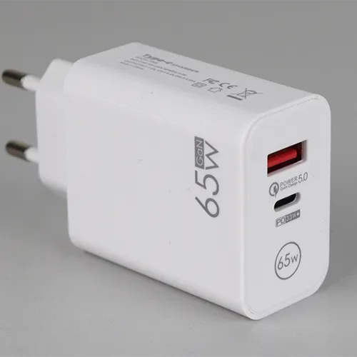 &Icirc;ncărcător USB alb cu un port USB-A și un port USB-C, integrat cu o priză de rețea. Intrări: 100-240 V, 50/60 Hz, 0,5 A. Ieșire: 9 V/7.2 A, 12 V/5.4 A, 20 V/3.25 A.