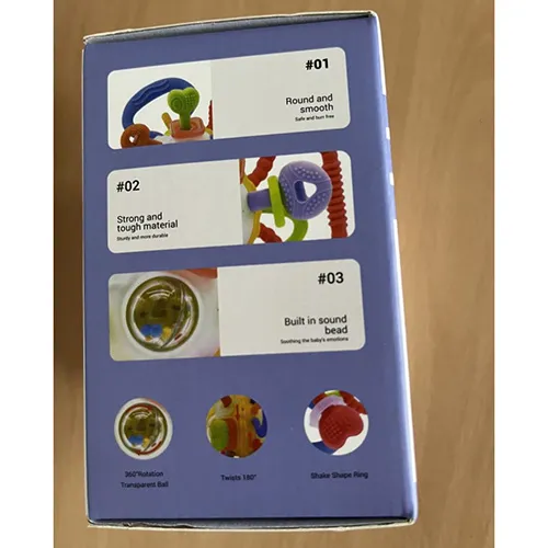 Jucărie dințată și zornăitoare, const&acirc;nd dintr-o minge care conține bile mai mici și diverse accesorii din plastic masticabil moale.