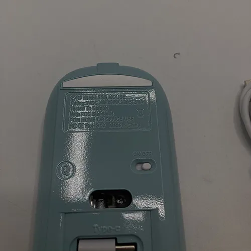 Mouse wireless cu cablu de &icirc;ncărcare USB.