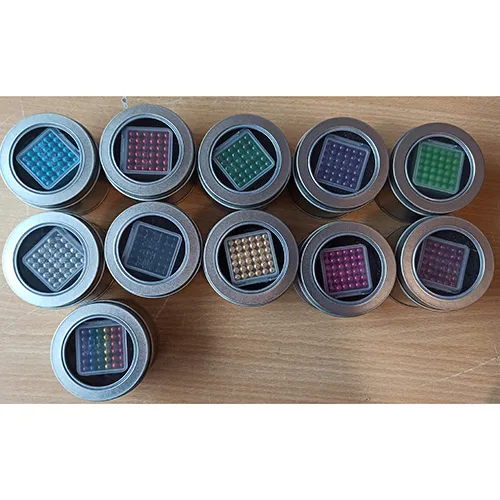 Un set de 216 bile magnetice colorate cu un diametru de aproximativ 5 mm.