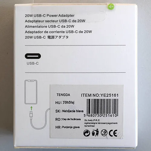 &Icirc;ncărcător de baterie alb cu un port de ieșire USB-C, integrat cu o priză de rețea.