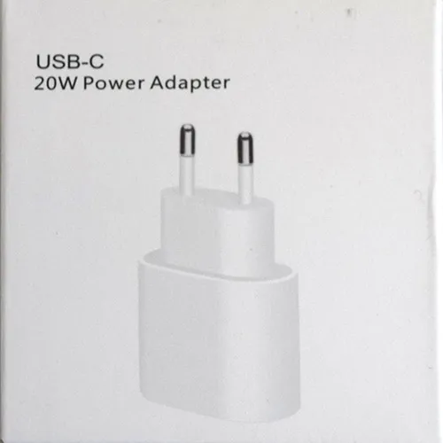 &Icirc;ncărcător de baterie alb cu un port de ieșire USB-C, integrat cu o priză de rețea.