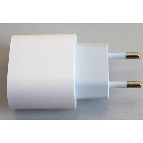 &Icirc;ncărcător de baterie alb cu un port de ieșire USB-C, integrat cu o priză de rețea.