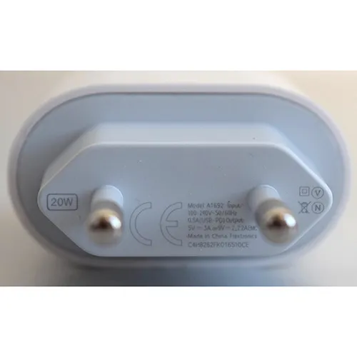 &Icirc;ncărcător de baterie alb cu un port de ieșire USB-C, integrat cu o priză de rețea.