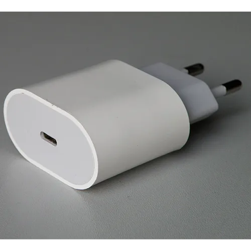 Încărcător USB alb cu un port de ieșire USB de tip C.