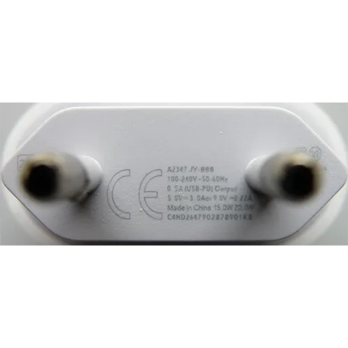 Încărcător USB alb cu un port de ieșire USB de tip C.