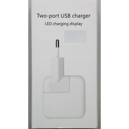 Încărcător USB cu carcasă din plastic, cu două porturi USB-A și o priză detașabilă.